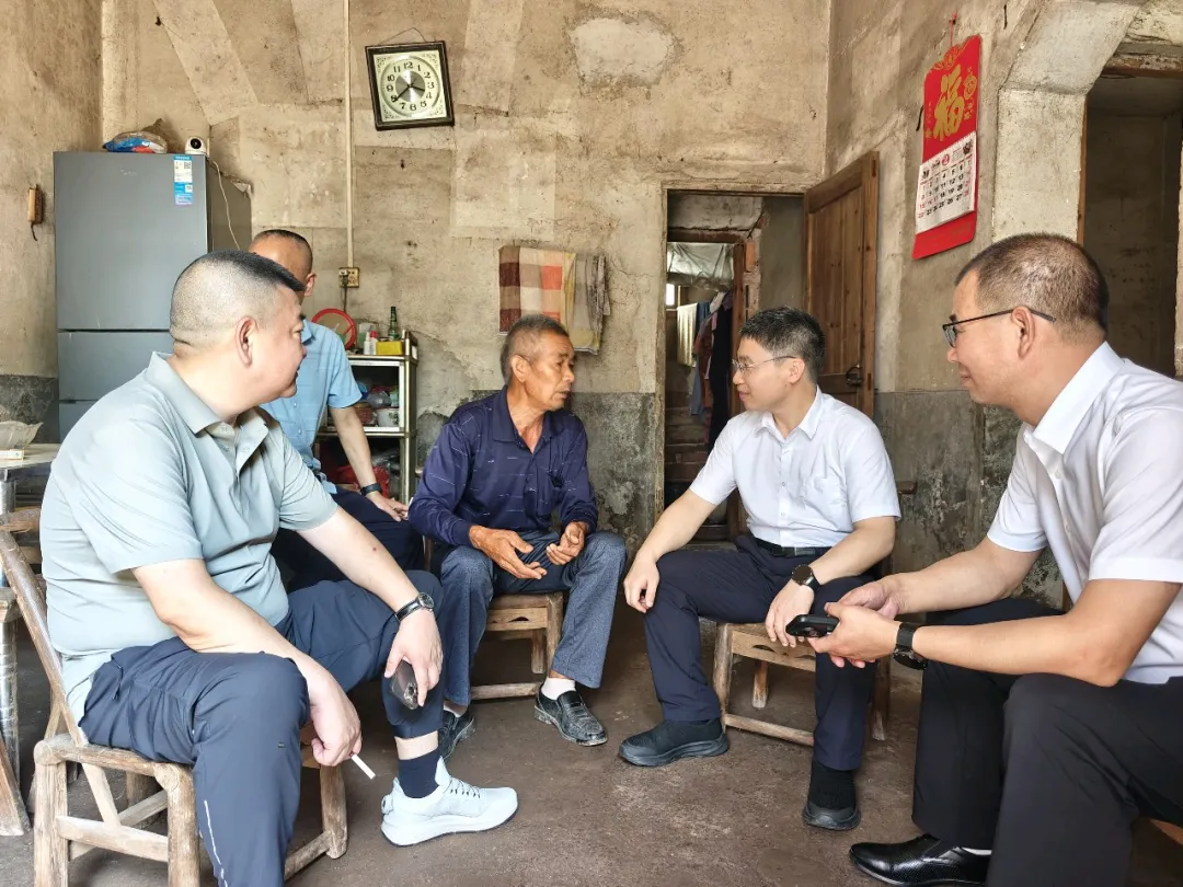 衡阳县人民检察院党组书记、检察长茹红胜赴栏垅乡调研